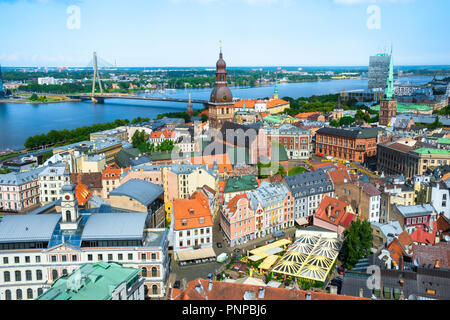 Riga Lettonia, vista a nord sulla panoramica Vecchia riga (Vecriga) che mostra la città vecchia medievale, la cattedrale della città e il fiume Daugava oltre, Lettonia. Foto Stock