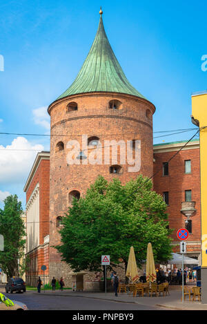 Torre della Polvere di Riga, vista del XIV secolo torre della polvere in Old Riga che ora funzioni come la Lettonia il museo della guerra, la Lettonia. Foto Stock