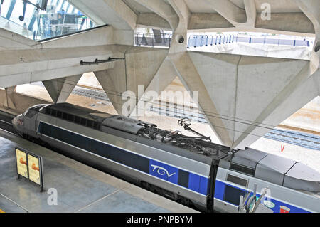 Treno TGV in stazione ferroviaria di Lyon Saint-Exupery aeroporto internazionale, Satolas, Francia Foto Stock