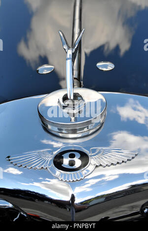 Close-up sul radiatore di vecchia auto Bentley Foto Stock