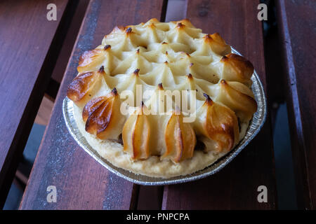 La deliziosa torta di patate su una tavola di legno Foto Stock