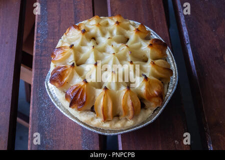 La deliziosa torta di patate su una tavola di legno Foto Stock