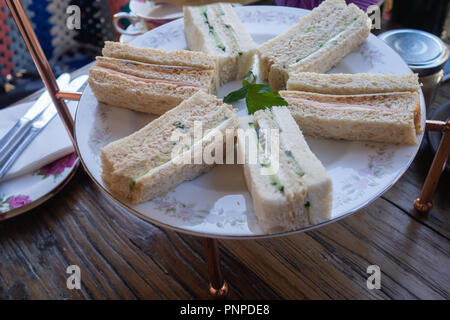 Varietà di high tea panini presentato su una piastra Foto Stock