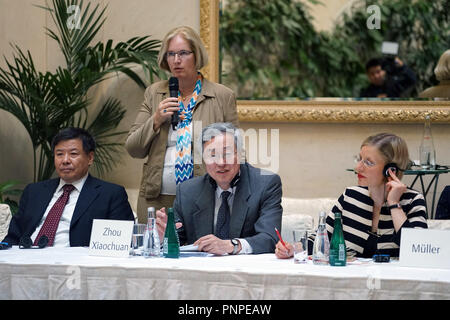 Berlino, Germania. Xxi Sep, 2018. Zhou Xiaochuan (C), l ex governatore del cinese della banca centrale e attuale presidente della società cinese per il sistema bancario e finanziario, parla durante un seminario sul Sino-German rapporti economici a Berlino, Germania, il 7 settembre 21, 2018. In cinese e tedesco esperti su venerdì hanno partecipato al seminario patrocinato dalla Germania la Fondazione Koerber e la Cina per il centro internazionale di scambi economici. Credito: Qing Wang/Xinhua/Alamy Live News Foto Stock