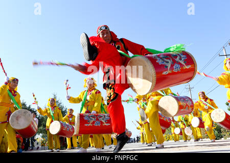 Zhangye, la Cina della provincia di Gansu. Xxi Sep, 2018. La popolazione locale di eseguire durante la mietitura celebrazioni tenute a Liaoyan villaggio nel distretto di Ganzhou di Zhangye, a nord-ovest della Cina di Provincia di Gansu, Sett. 21, 2018. Credito: Wang Jiang/Xinhua/Alamy Live News Foto Stock