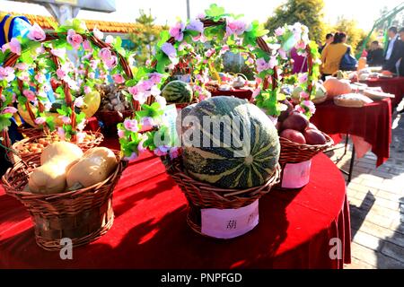 Zhangye, la Cina della provincia di Gansu. Xxi Sep, 2018. Vista persone prodotti agricoli durante la mietitura celebrazioni tenute a Liaoyan villaggio nel distretto di Ganzhou di Zhangye, a nord-ovest della Cina di Provincia di Gansu, Sett. 21, 2018. Credito: Chen Li/Xinhua/Alamy Live News Foto Stock