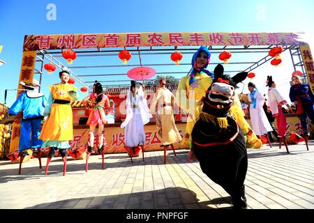 Zhangye, la Cina della provincia di Gansu. Xxi Sep, 2018. La popolazione locale di eseguire durante la mietitura celebrazioni tenute a Liaoyan villaggio nel distretto di Ganzhou di Zhangye, a nord-ovest della Cina di Provincia di Gansu, Sett. 21, 2018. Credito: Chen Li/Xinhua/Alamy Live News Foto Stock