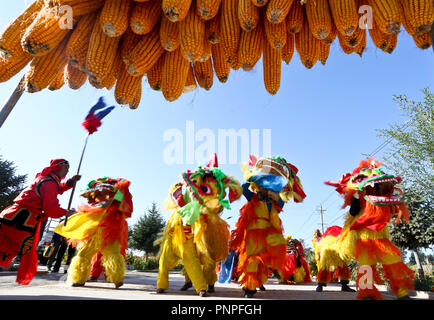 Zhangye, la Cina della provincia di Gansu. Xxi Sep, 2018. La popolazione locale di eseguire durante la mietitura celebrazioni tenute a Liaoyan villaggio nel distretto di Ganzhou di Zhangye, a nord-ovest della Cina di Provincia di Gansu, Sett. 21, 2018. Credito: Wang Jiang/Xinhua/Alamy Live News Foto Stock