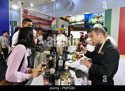 Chengdu, cinese della provincia di Sichuan. Xxi Sep, 2018. Commercianti parlare allo stand italiano durante il XVII Western China International Fair (WCIF) a Chengdu, capitale del sud-ovest della Cina di provincia di Sichuan, Sett. 21, 2018. Credito: Zhang Kefan/Xinhua/Alamy Live News Foto Stock