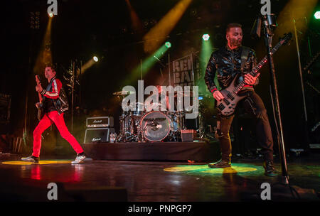 Amburgo, Germania. Xxi Sett 2018. Matthew Bellamy (l), il chitarrista con la band britannica Muse, è sul palco del Festival Reeperbahn, durante la Warner Music notte insieme con la sua band i colleghi Dominic Howard (tamburi, M) e Christopher Wolstenholme su 'Dock' stadio. La Reeperbahn Festival avrà luogo dal 19 al 22 settembre nella città anseatica. Foto: Axel Heimken/dpa Credito: dpa picture alliance/Alamy Live News Foto Stock