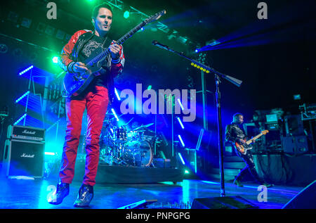 Amburgo, Germania. Xxi Sett 2018. Matthew Bellamy (l), il chitarrista con la band britannica Muse, è sul palco del Festival Reeperbahn, durante la Warner Music notte insieme con la sua band i colleghi Dominic Howard (tamburi, M) e Christopher Wolstenholme su 'Dock' stadio. La Reeperbahn Festival avrà luogo dal 19 al 22 settembre nella città anseatica. Foto: Axel Heimken/dpa Credito: dpa picture alliance/Alamy Live News Foto Stock