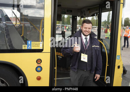 Berlino, Germny. 22 settembre 2018. Ronny Hölzel, conducente di bus presso Berliner Verkehrsbetrieben (LPP), prende parte al Bus europeo campionato al deposito di Indira-Gandhi-Straße. Squadre miste di due delle imprese di trasporto da 24 città europee di competere per l'Europa della corona di bus su un corso con otto stazioni. Foto: Jörg Carstensen/dpa Credito: dpa picture alliance/Alamy Live News Foto Stock