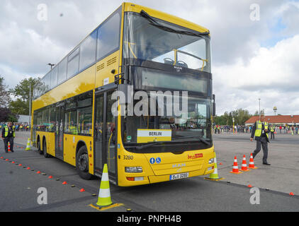 Berlino, Germny. 22 settembre 2018. Ronny Hölzel, conducente di bus presso Berliner Verkehrsbetrieben (LPP), prende parte al Bus europeo campionato al deposito di Indira-Gandhi-Straße. Squadre miste di due delle imprese di trasporto da 24 città europee di competere per l'Europa della corona di bus su un corso con otto stazioni. Foto: Jörg Carstensen/dpa Credito: dpa picture alliance/Alamy Live News Foto Stock