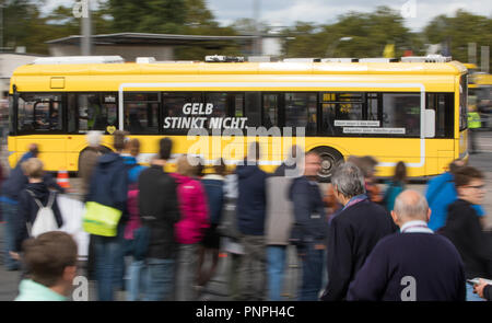 Berlino, Germny. 22 settembre 2018. Un bus del Berliner Verkehrsbetriebe (LPP) prende parte al Bus europeo campionato al deposito di Indira-Gandhi-Straße. Squadre miste di due delle imprese di trasporto da 24 città europee di competere per l'Europa della corona di bus su un corso con otto stazioni. Foto: Jörg Carstensen/dpa Credito: dpa picture alliance/Alamy Live News Foto Stock