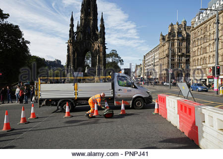 Edinburgh, Regno Unito. 22 Settembre, 2018. Centro città a Waverley Bridge e Cockburn Street; a tre vie di semafori provvisori sistema andrà in scena da domani mattina a causa di rete gas Lavori di scavo. Le luci saranno controllati manualmente da 7am-7pm. Waverley Bridge sarà chiusa al traffico in direzione sud da Princes Street. Sep 22 a 9:30am a Ott 7 a 4pm. Credito: Craig Brown/Alamy Live News. Foto Stock