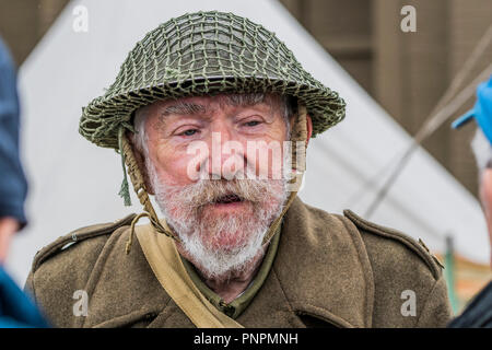 Duxford, UK. 22 settembre 2018. Home Guard re-enactors - Il Duxford Battle of Britain Air Show è un finale per il centenario della Royal Air Force (RAF) con una celebrazione di cento anni di storia di RAF e una visione del proprio futuro innovative funzionalità. Credito: Guy Bell/Alamy Live News Foto Stock