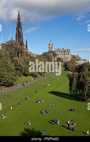 Edimburgo, Scozia, Regno Unito, 22 settembre 2018. Meteo, in autunno al sole con 14 gradi Signor Freakbubbles intrattiene i bambini e gli adulti con la sua bolla mostra presso il Tumulo e Edinburgh Lindy Exchange tenere la loro rotazione annuale Festival di Danza dove i membri del pubblico e partecipare e godere l'esperienza. Mentre altri hanno scelto il meno energico poltrire nei giardini di Princes Street East. Foto Stock