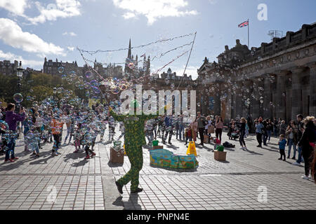 Edimburgo, Scozia, Regno Unito, 22 settembre 2018. Meteo, in autunno al sole con 14 gradi Signor Freakbubbles intrattiene i bambini e gli adulti con la sua bolla mostra presso il Tumulo e Edinburgh Lindy Exchange tenere la loro rotazione annuale Festival di Danza dove i membri del pubblico e partecipare e godere l'esperienza. Mentre altri hanno scelto il meno energico poltrire nei giardini di Princes Street East. Foto Stock