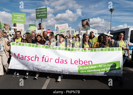 Berlin, Berlin, Germania. Il 22 settembre, 2018. I manifestanti visto tenendo un banner durante la protesta.Migliaia di fondamentalisti anti-aborto manifestanti che protestavano contro gli aborti, partecipanti detenute croci bianche che simboleggia i bambini abortiti in Germania. Credito: Markus Heine SOPA/images/ZUMA filo/Alamy Live News Foto Stock