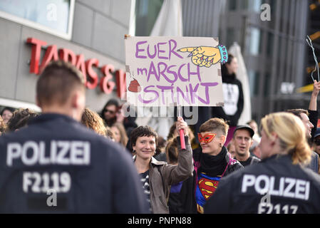 Berlin, Berlin, Germania. Il 22 settembre, 2018. Un manifestante visto tenendo un poster durante la protesta.Migliaia di fondamentalisti anti-aborto manifestanti che protestavano contro gli aborti, partecipanti detenute croci bianche che simboleggia i bambini abortiti in Germania. Credito: Markus Heine SOPA/images/ZUMA filo/Alamy Live News Foto Stock