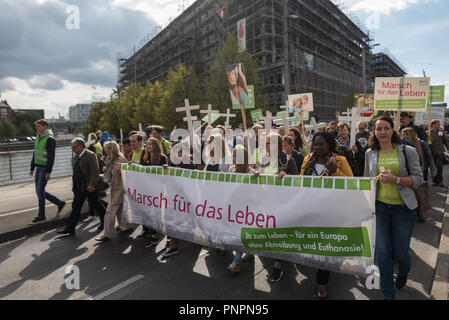 Berlin, Berlin, Germania. Il 22 settembre, 2018. I manifestanti visto tenendo un banner durante la protesta.Migliaia di fondamentalisti anti-aborto manifestanti che protestavano contro gli aborti, partecipanti detenute croci bianche che simboleggia i bambini abortiti in Germania. Credito: Markus Heine SOPA/images/ZUMA filo/Alamy Live News Foto Stock