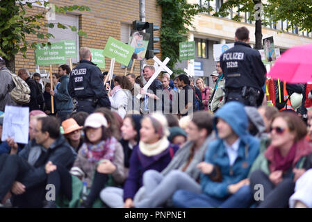 Berlin, Berlin, Germania. Il 22 settembre, 2018. I manifestanti visto situato nel mezzo della strada durante la protesta.Migliaia di fondamentalisti anti-aborto manifestanti che protestavano contro gli aborti, partecipanti detenute croci bianche che simboleggia i bambini abortiti in Germania. Credito: Markus Heine SOPA/images/ZUMA filo/Alamy Live News Foto Stock