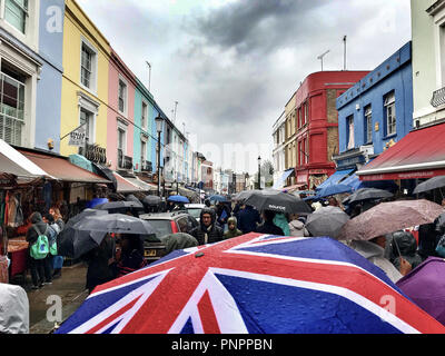 Scene da un giorno di pioggia il Mercato di Portobello a Londra. Foto Data: Sabato, 22 settembre 2018. Foto: Roger Garfield/Alamy Live News Foto Stock