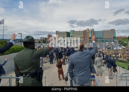 Morgantown, West Virginia, USA. Il 22 settembre, 2018. West Virginia alpinisti head coach HOLGORSEN DANA e il suo team onda per i bambini che ricevono cure in Ruby Memorial Hospital (che si trova di fronte al parcheggio dallo stadio) prima della grande 12 del gioco del calcio giocato al campo alpinista a Morgantown WV. Credito: Ken Inness/ZUMA filo/Alamy Live News Foto Stock