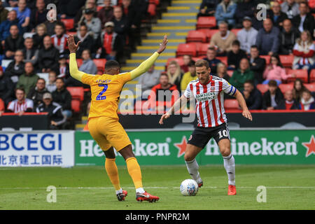 Il 22 settembre 2018, Bramall Lane, Sheffield, Inghilterra; Sky Campionato Bet Sheffield Regno v Preston North End ; Billy Sharp (10) di Sheffield Regno giocare la palla dentro la scatola come Darnell Fisher di Preston difende Credito: Mark Cosgrove/News immagini solo uso editoriale nessun uso non autorizzato di audio, video, dati, calendari, club/campionato loghi o 'live' servizi. Online in corrispondenza uso limitato a 45 immagini, nessun video emulazione. Nessun uso in scommesse, giochi o un singolo giocatore/club/league pubblicazioni e tutti English Football League immagini sono soggette a licenza DataCo Foto Stock