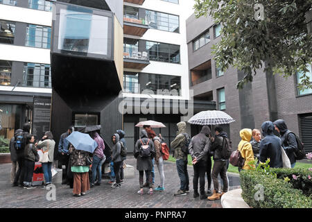 1 la vecchia strada cantiere, Old Street, Londra, Inghilterra 22 sett. 2018 In coda sotto la pioggia per visualizzare l'unità vivente Londra installazione come parte di Open House London 2018. Questo design adattabile comprende tre moduli baccelli, offrendo una visione innovativa design salvaspazio soluzioni AIF Architetti, 2017. A collare bianco fabbrica. Credito: Judi Saunders/Alamy Live News Foto Stock