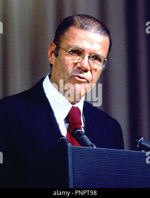 Washington, Distretto di Columbia, Stati Uniti d'America. 6 Luglio, 2009. Washington, DC - Luglio 6, 2009 -- ex Stati Uniti Segretario della Difesa Robert S. McNamara, architetto della guerra del Vietnam, è morto nel suo sonno nella sua casa di Washington nelle prime ore del mattino di lunedì 6 luglio, 2009. McNamara, che ha servito come segretario della difesa sotto la guida dei presidenti Kennedy e Johnson, era 93. Questo file non datata foto mostra McNamara parlare del Fondo monetario internazionale (FMI) Credito: Arnie Sachs/CNP/ZUMA filo/Alamy Live News Foto Stock