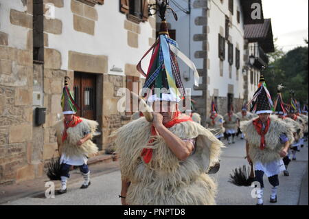 Ituren, Spagna. Il 22 settembre, 2018. Il Joaldunak vede vestito con pelli di pecora, cappuccio chiamato tunturro e campanacci durante il giorno di Joaldunak.Giorno del joaldunak in Ituren (Navarra), Spagna. Il Joaldunak vestito in pelli di pecora, cappuccio chiamato tunturro e campanacci, questi li rendono il suono per la città e gli ascensori, il risveglio della madre terra per fornire migliori frutti. Qualcuno vestito come un orso (hartza) chi è il responsabile per spaventare le persone e gli spiriti cattivi. Credito: Elsa un bravo/SOPA Immagini/ZUMA filo/Alamy Live News Foto Stock