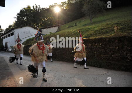 Ituren, Spagna. Il 22 settembre, 2018. Il Joaldunak vede vestito con pelli di pecora, cappuccio chiamato tunturro e campanacci durante il giorno di Joaldunak.Giorno del joaldunak in Ituren (Navarra), Spagna. Il Joaldunak vestito in pelli di pecora, cappuccio chiamato tunturro e campanacci, questi li rendono il suono per la città e gli ascensori, il risveglio della madre terra per fornire migliori frutti. Qualcuno vestito come un orso (hartza) chi è il responsabile per spaventare le persone e gli spiriti cattivi. Credito: Elsa un bravo/SOPA Immagini/ZUMA filo/Alamy Live News Foto Stock