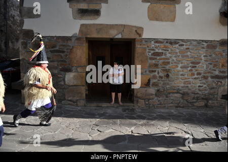 Ituren, Spagna. Il 22 settembre, 2018. Il Joaldunak vede vestito con pelli di pecora, cappuccio chiamato tunturro e campanacci durante il giorno di Joaldunak.Giorno del joaldunak in Ituren (Navarra), Spagna. Il Joaldunak vestito in pelli di pecora, cappuccio chiamato tunturro e campanacci, questi li rendono il suono per la città e gli ascensori, il risveglio della madre terra per fornire migliori frutti. Qualcuno vestito come un orso (hartza) chi è il responsabile per spaventare le persone e gli spiriti cattivi. Credito: Elsa un bravo/SOPA Immagini/ZUMA filo/Alamy Live News Foto Stock