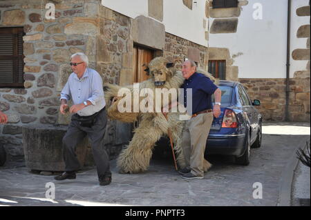 Ituren, Spagna. Il 22 settembre, 2018. Joaldunak vestito con pelli di pecora, cappuccio chiamato tunturro e campanacci visto che abbraccia un uomo durante il giorno di Joaldunak.Giorno del joaldunak in Ituren (Navarra), Spagna. Il Joaldunak vestito in pelli di pecora, cappuccio chiamato tunturro e campanacci, questi li rendono il suono per la città e gli ascensori, il risveglio della madre terra per fornire migliori frutti. Qualcuno vestito come un orso (hartza) chi è il responsabile per spaventare le persone e gli spiriti cattivi. Credito: Elsa un bravo/SOPA Immagini/ZUMA filo/Alamy Live News Foto Stock