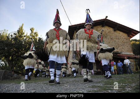 Ituren, Spagna. Il 22 settembre, 2018. Il Joaldunak vede vestito con pelli di pecora, cappuccio chiamato tunturro e campanacci durante il giorno di Joaldunak.Giorno del joaldunak in Ituren (Navarra), Spagna. Il Joaldunak vestito in pelli di pecora, cappuccio chiamato tunturro e campanacci, questi li rendono il suono per la città e gli ascensori, il risveglio della madre terra per fornire migliori frutti. Qualcuno vestito come un orso (hartza) chi è il responsabile per spaventare le persone e gli spiriti cattivi. Credito: Elsa un bravo/SOPA Immagini/ZUMA filo/Alamy Live News Foto Stock