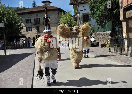 Ituren, Spagna. Il 22 settembre, 2018. Il Joaldunak vede vestito con pelli di pecora, cappuccio chiamato tunturro e campanacci durante il giorno di Joaldunak.Giorno del joaldunak in Ituren (Navarra), Spagna. Il Joaldunak vestito in pelli di pecora, cappuccio chiamato tunturro e campanacci, questi li rendono il suono per la città e gli ascensori, il risveglio della madre terra per fornire migliori frutti. Qualcuno vestito come un orso (hartza) chi è il responsabile per spaventare le persone e gli spiriti cattivi. Credito: Elsa un bravo/SOPA Immagini/ZUMA filo/Alamy Live News Foto Stock