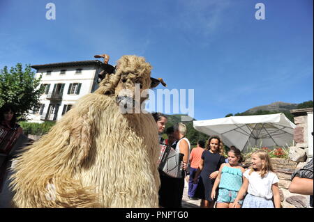 Ituren, Spagna. Il 22 settembre, 2018. Il Joaldunak vede vestito con pelli di pecora, cappuccio chiamato tunturro e campanacci durante il giorno di Joaldunak.Giorno del joaldunak in Ituren (Navarra), Spagna. Il Joaldunak vestito in pelli di pecora, cappuccio chiamato tunturro e campanacci, questi li rendono il suono per la città e gli ascensori, il risveglio della madre terra per fornire migliori frutti. Qualcuno vestito come un orso (hartza) chi è il responsabile per spaventare le persone e gli spiriti cattivi. Credito: Elsa un bravo/SOPA Immagini/ZUMA filo/Alamy Live News Foto Stock