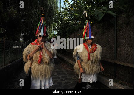 Ituren, Spagna. Il 22 settembre, 2018. Il Joaldunak vede vestito con pelli di pecora, cappuccio chiamato tunturro e campanacci durante il giorno di Joaldunak.Giorno del joaldunak in Ituren (Navarra), Spagna. Il Joaldunak vestito in pelli di pecora, cappuccio chiamato tunturro e campanacci, questi li rendono il suono per la città e gli ascensori, il risveglio della madre terra per fornire migliori frutti. Qualcuno vestito come un orso (hartza) chi è il responsabile per spaventare le persone e gli spiriti cattivi. Credito: Elsa un bravo/SOPA Immagini/ZUMA filo/Alamy Live News Foto Stock