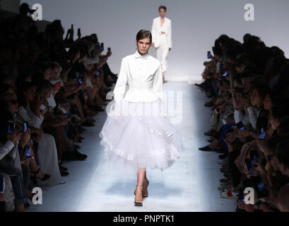 Milano. Il 22 settembre, 2018. Un modello presenta una creazione di Ermanno Scervino durante la settimana della moda milanese Primavera/Estate 2019 di Milano, Italia, il 7 settembre 22, 2018. Credito: Xinhua/Alamy Live News Foto Stock