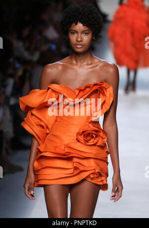 Milano. Il 22 settembre, 2018. Un modello presenta una creazione di Ermanno Scervino durante la settimana della moda milanese Primavera/Estate 2019 di Milano, Italia, il 7 settembre 22, 2018. Credito: Xinhua/Alamy Live News Foto Stock