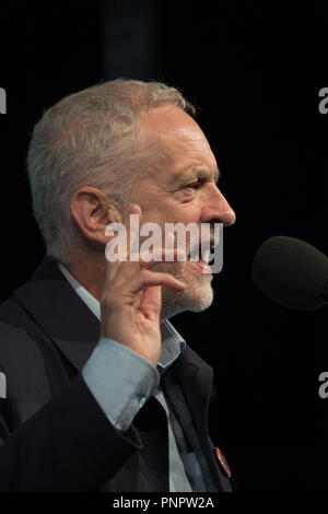 Liverpool, Regno Unito. Il 22 settembre 2018. Leader laburista Jeremy Corbyn dà un discorso di incitamento alla folla al Pier Head rally in anticipo del partito laburista conferenza. Credito: Ken Biggs/Alamy Live News. Foto Stock