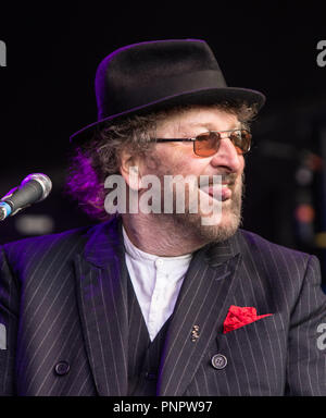 Chas Hodges, una metà di leggende della musica di Chas e Dave, subito insufficienza d'organo e morì serenamente nel suo sonno nelle prime ore del 22 settembre 2008, 74 anni. Immagine mostra lui performing live a Hopfarm Festival presso Paddock Wood Kent, 6 luglio dicembre 2014 Credit: Glamourstock/Alamy Live News Foto Stock