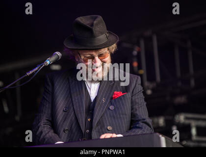 Chas Hodges, una metà di leggende della musica di Chas e Dave, subito insufficienza d'organo e morì serenamente nel suo sonno nelle prime ore del 22 settembre 2008, 74 anni. Immagine mostra lui performing live a Hopfarm Festival presso Paddock Wood Kent, 6 luglio dicembre 2014 Credit: Glamourstock/Alamy Live News Foto Stock