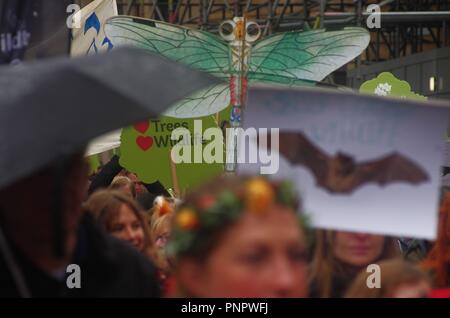 Londra, Regno Unito. 22 settembre 2018. Oltre 8 mila persone hanno camminato attraverso Londra da Hyde Park a Whitehall in marzo per la fauna selvatica il 22 settembre 2018. Organizzato dal naturalista e fotografo Chris Packham, il mese di marzo è stato quello di evidenziare e mettere in azione un piano per salvare la nostra fauna selvatica. Con un popolo Manifesto per la fauna selvatica scritto, Chris Packham con altri consegnato questo manifesto in 10 Downing Street Credit: Haydn Wheeler/Alamy Live News Foto Stock