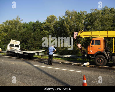 Kiev, Ucraina. Xxi Sep, 2018. Incidente stradale di autogru e camion sull'autostrada Boryspil. Credito: Igor Golovniov SOPA/images/ZUMA filo/Alamy Live News Foto Stock