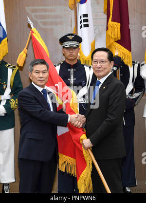 Seoul, Corea del Sud. Xxi Sep, 2018. Entrata della Corea del Sud il Ministro della difesa JEONG KYEONG-doo, sinistra, viene inaugurato in occasione di una cerimonia al Ministero della Difesa presieduto dal suo predecessore Song Young-MOO. Jeong ha assunto l incarico di venerdì, facendo voto di contrafforte Seoul i costanti sforzi volti a promuovere una pace duratura sulla penisola divisa. Credito: Piscina/ZUMA filo/Alamy Live News Foto Stock