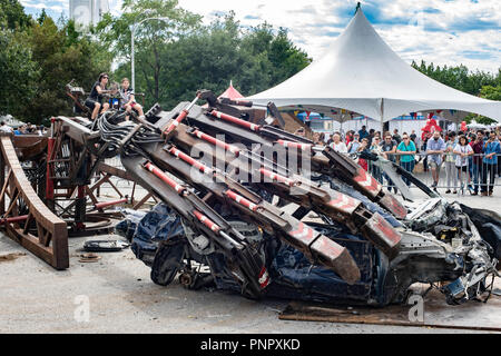 New York, Stati Uniti d'America, 22 settembre, 2018 Christina Sporrong aiuta a Lauren Thompson, 9 di Manhattan, azionare la mano dell'uomo mostrano al mondo Maker Faire di New York City. Il 26 piedi macchina è controllata dall'operatore del proprio i movimenti della mano e in grado di sollevare e schiacciare le automobili. Credito: L.A. Faille/Alamy vivere nuove Foto Stock