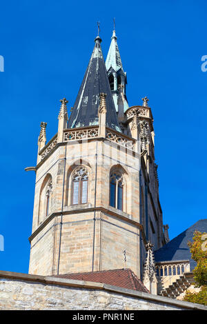 Le torri della cattedrale e Severi-Church a Erfurt, Turingia, Germania su un luminoso giorno con cielo blu Foto Stock