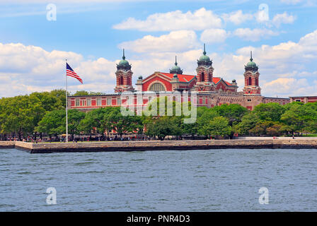 Vista su Ellis Island, Stati Uniti d'America, in New York Bay Foto Stock